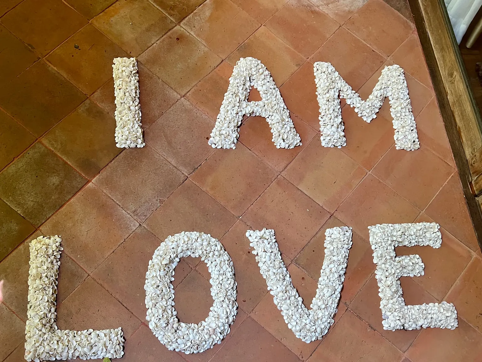 надпис 'I am love' от миди — кандидатстване за духовен ритрийт